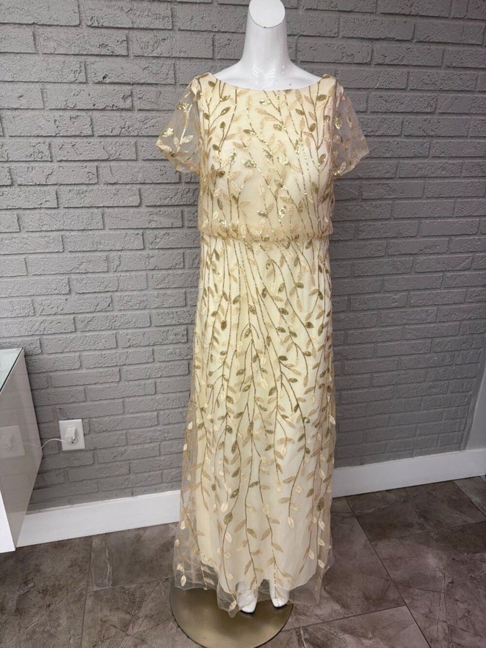 Boutique Women’s Gold Sequined Embroidered Short Sleeve Dress Size 12